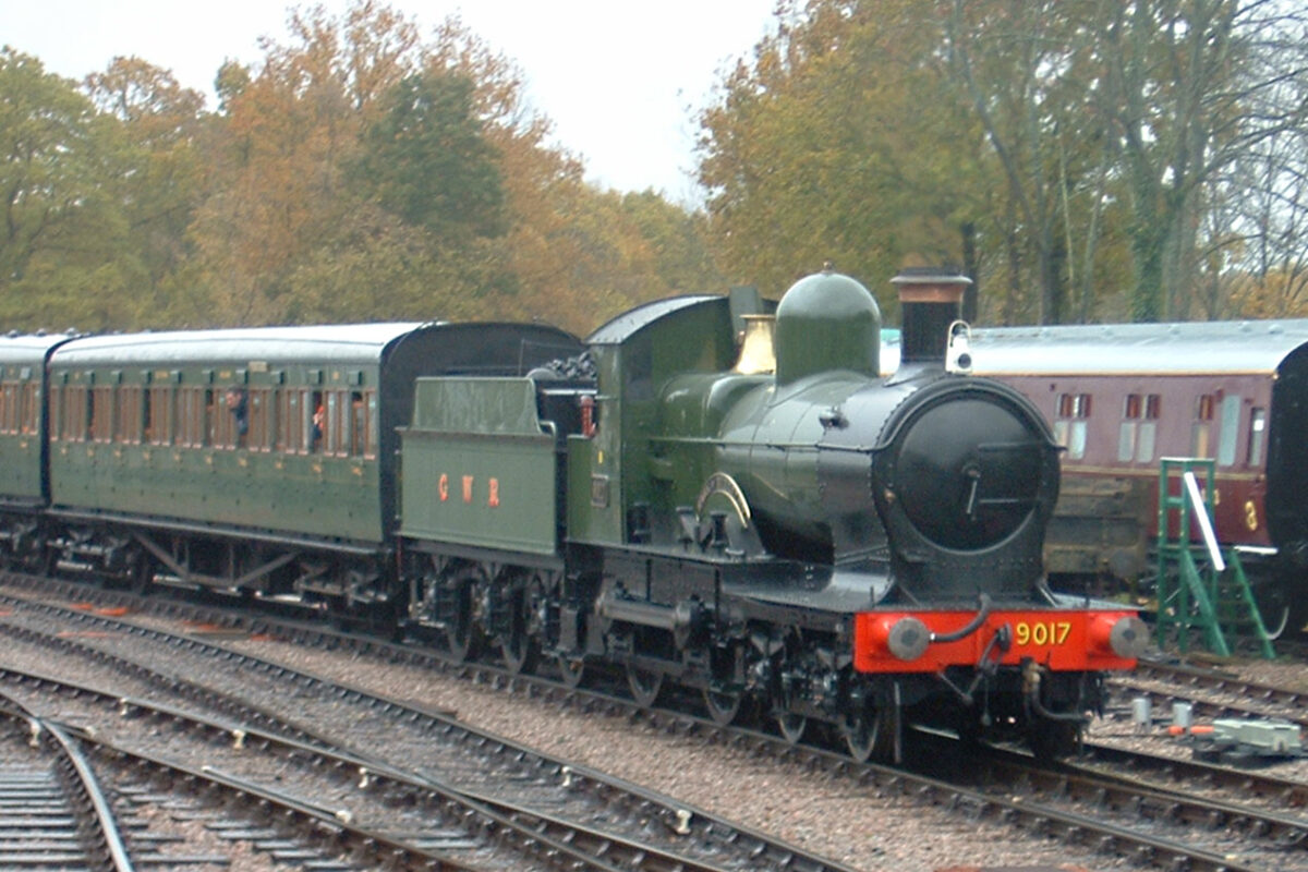 The Dukedog approaches Horsted Keynes, 1 November 2003 (Richard Salmon)