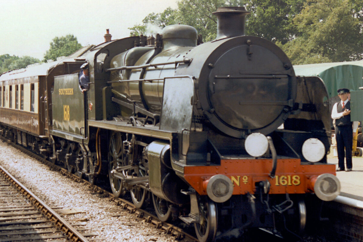 U-class 1618 arrives at Horsted Keynes on 28 June 1992 (Richard Salmon)
