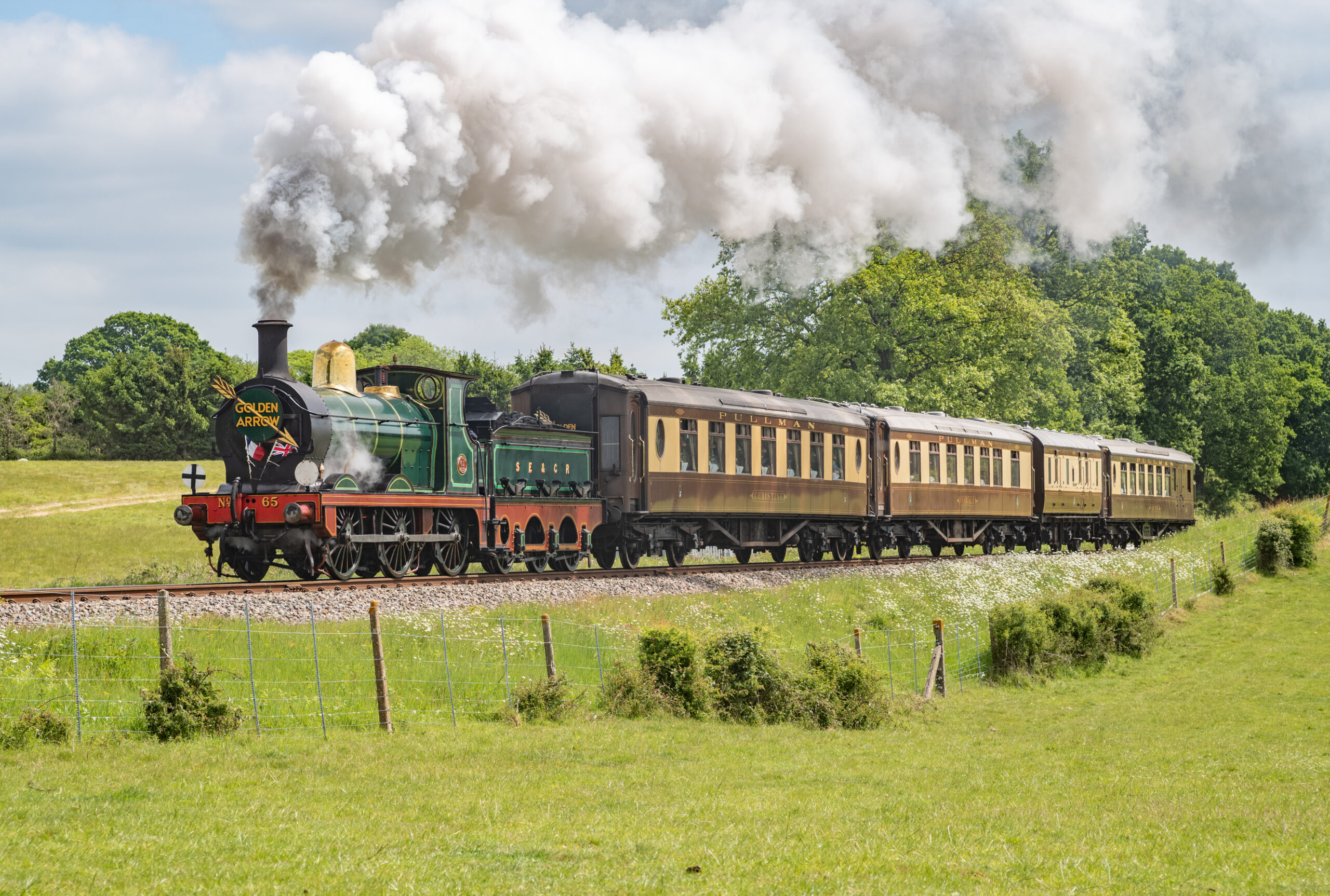 65 climbs Freshfield bank with the 12.30 'Golden Arrow' from Sheffield Park (Nick Gilliam 17 May 2025)