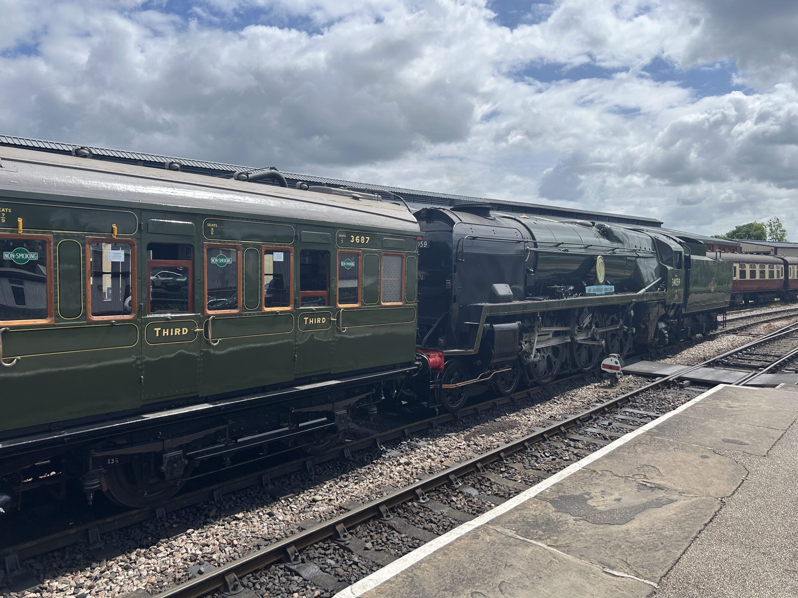 3687 with 3059 at Sheffield Park - Richard Salmon - 28 May 2025