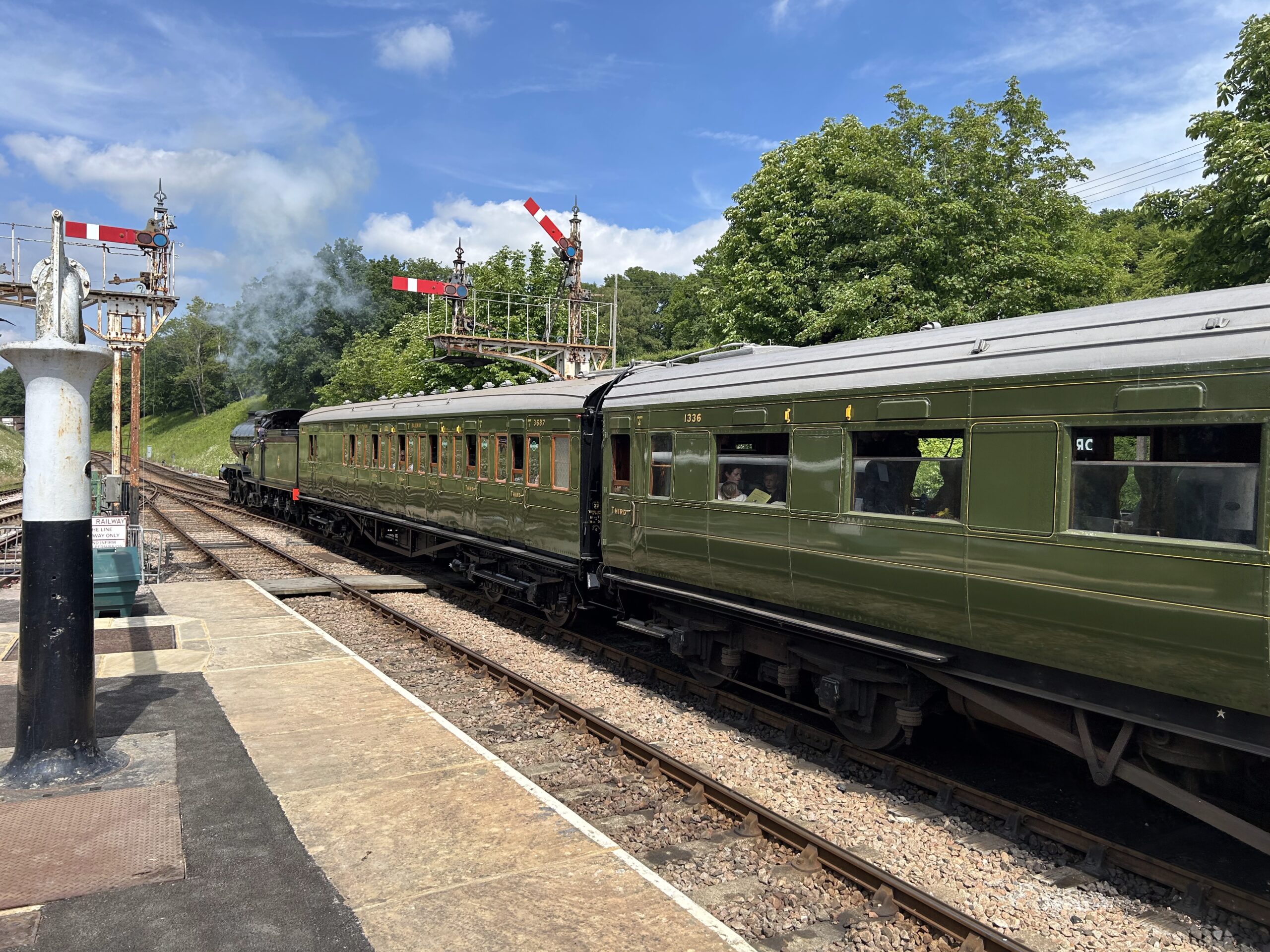 'Beachy Head' with a 4-coach Maunsell set, 3687 leading, at Horsted Keynes on 31 May 2025 (Richard Salmon)
