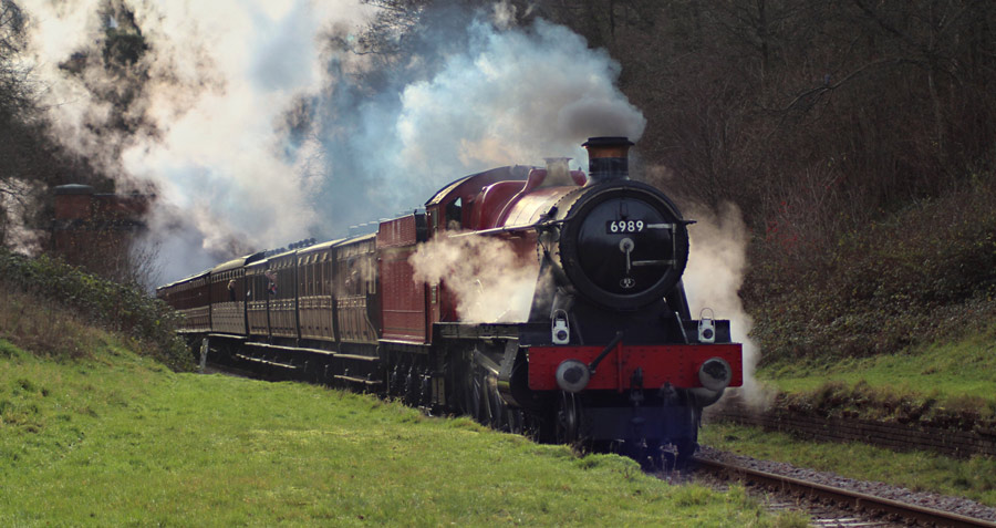 6989 'Wightwick Hall', star of the forthcoming Harry Potter TV Series, passes the former West Hoathly station site - 1 January 2026 (James Green)